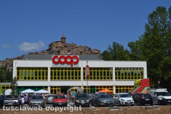 Capranica - L’inaugurazione del centro commerciale all'ex Mineral Neri