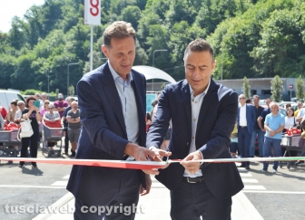 Capranica - Vincenzo Fazzi e il sindaco Pietro Nocchi all'inaugurazione del centro commerciale all'ex Mineral Neri