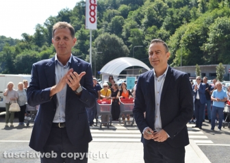 Capranica - Vincenzo Fazzi e il sindaco Pietro Nocchi all'inaugurazione del centro commerciale all'ex Mineral Neri