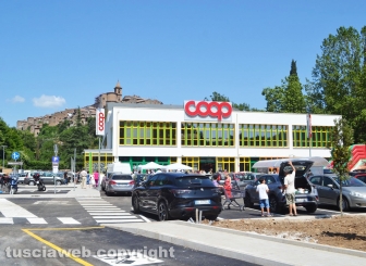 Capranica - Il centro commerciale inaugurato nella sede dello stabilimento dell'ex Mineral Neri