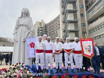L'inaugurazione della nuova ala dell'ospedale Santa Rosa - I facchini vicino alla statua della patrona