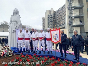 L'inaugurazione della nuova ala dell'ospedale Santa Rosa - I facchini vicino alla statua della patrona