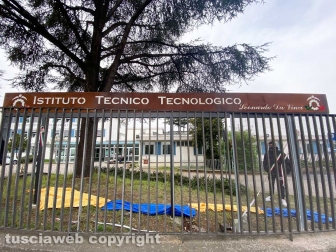 L'inaugurazione della nuova insegna all'Itt Da Vinci