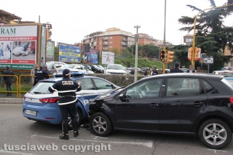 L'incidente che ha coinvolto un'auto della polizia