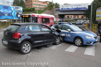 L'incidente che ha coinvolto un'auto della polizia
