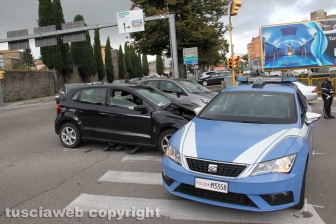 L'incidente che ha coinvolto un'auto della polizia