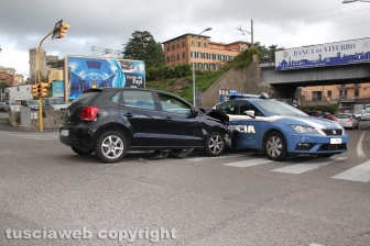 L'incidente che ha coinvolto un'auto della polizia