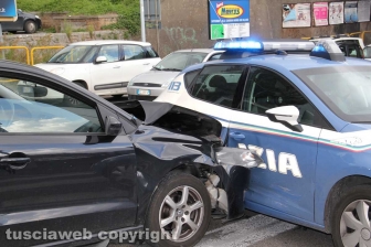 L'incidente che ha coinvolto un'auto della polizia