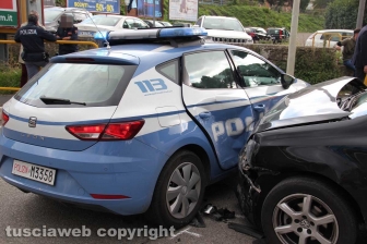 L'incidente che ha coinvolto un'auto della polizia