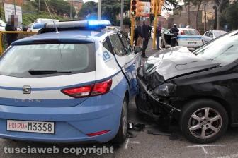 L'incidente che ha coinvolto un'auto della polizia