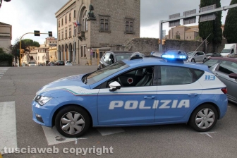 L'incidente che ha coinvolto un'auto della polizia