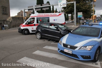 L'incidente che ha coinvolto un'auto della polizia