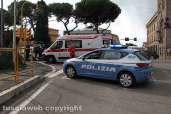 L'incidente che ha coinvolto un'auto della polizia