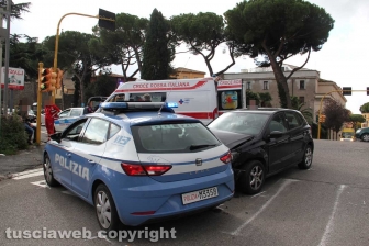 L'incidente che ha coinvolto un'auto della polizia