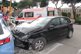 L'incidente che ha coinvolto un'auto della polizia