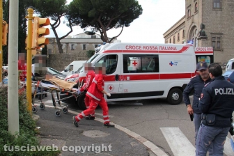 L'incidente che ha coinvolto un'auto della polizia