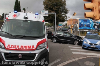 L'incidente che ha coinvolto un'auto della polizia