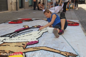 Bolsena - L'infiorata dagli ultimi ritocchi all'effetto finale