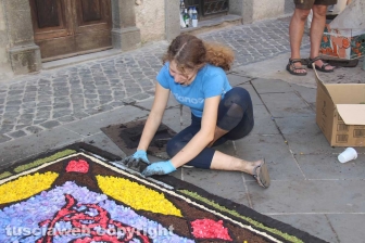 Bolsena - L'infiorata dagli ultimi ritocchi all'effetto finale
