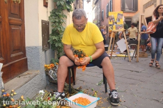 Bolsena - L'infiorata dagli ultimi ritocchi all'effetto finale