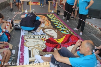 Bolsena - L'infiorata dagli ultimi ritocchi all'effetto finale