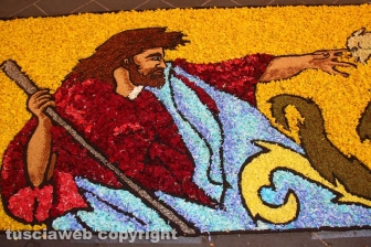Bolsena - L'infiorata dagli ultimi ritocchi all'effetto finale