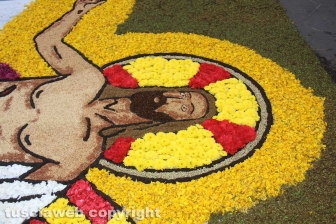 Bolsena - L'infiorata dagli ultimi ritocchi all'effetto finale