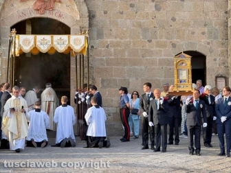 Bolsena - L'infiorata del Corpus domini - La processione della Sacra pietra