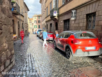 L'intervento dei sanitari in via Mazzini