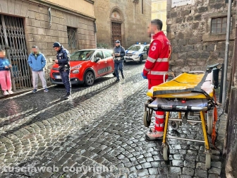 L'intervento dei sanitari in via Mazzini