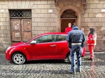 L'intervento dei sanitari in via Mazzini