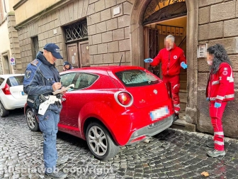 L'intervento dei sanitari in via Mazzini