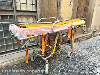 L'intervento dei sanitari in via Mazzini