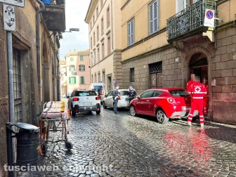 L'intervento dei sanitari in via Mazzini