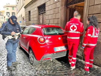 L'intervento dei sanitari in via Mazzini
