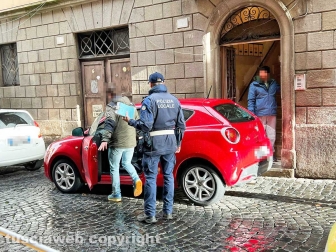 L'intervento dei sanitari in via Mazzini