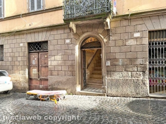 L'intervento dei sanitari in via Mazzini