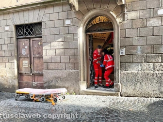 L'intervento dei sanitari in via Mazzini