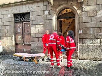 L'intervento dei sanitari in via Mazzini