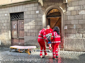 L'intervento dei sanitari in via Mazzini