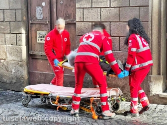 L'intervento dei sanitari in via Mazzini