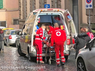 L'intervento dei sanitari in via Mazzini