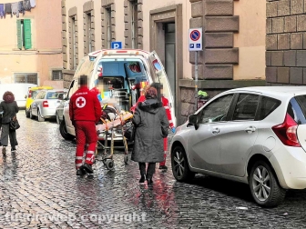 L'intervento dei sanitari in via Mazzini