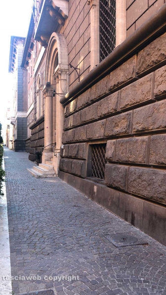 Viterbo - Lite con rissa finisce a coltellate - Il luogo dell'aggressione davanti all'ex sede della Banca d'Italia