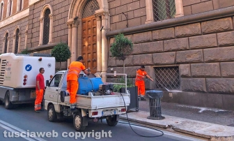 Viterbo - Lite con rissa finisce a coltellate - Il luogo dell'aggressione davanti all'ex sede della Banca d'Italia - L'intervento di pulizia