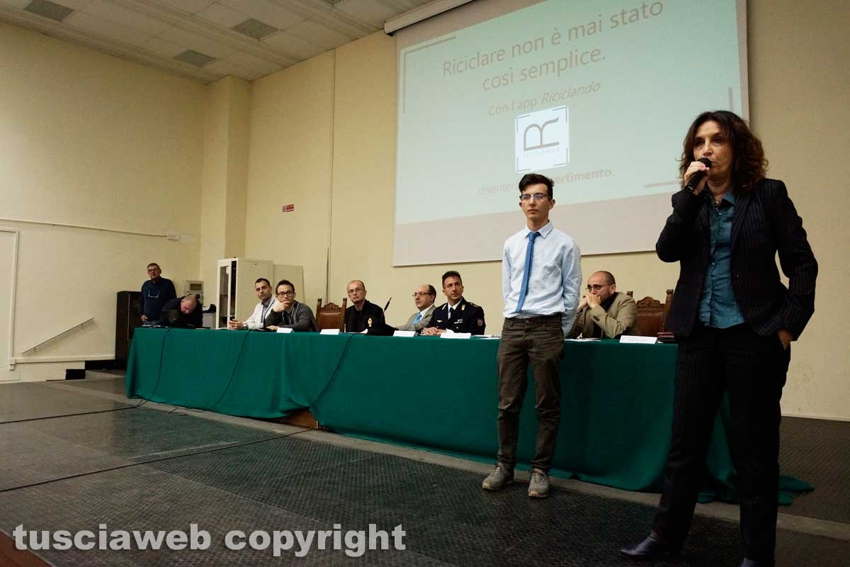 Il convegno “Quarto strato", organizzato dall’istituto tecnico tecnologico Leonardo da Vinci - La professoressa Lina Deriu e lo studente Matteo Cavallo