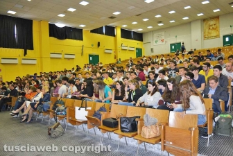 Viterbo - L'aula magna dell'istituto tecnico durante la presentazione del libro
