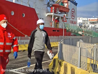 Civitavecchia - Sbarco dei migranti dalla ong Life Support