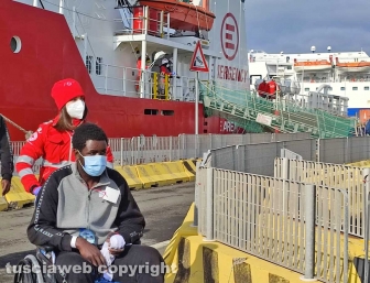 Civitavecchia - Sbarco dei migranti dalla ong Life Support