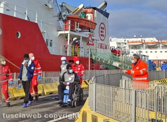 Civitavecchia - Sbarco dei migranti dalla ong Life Support